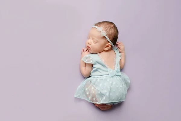 Niña Recién Nacida Con Fondo Violeta Sesión Fotos Para Recién — Foto de Stock