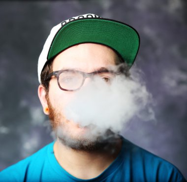 Buhar Sigara ile genç adam