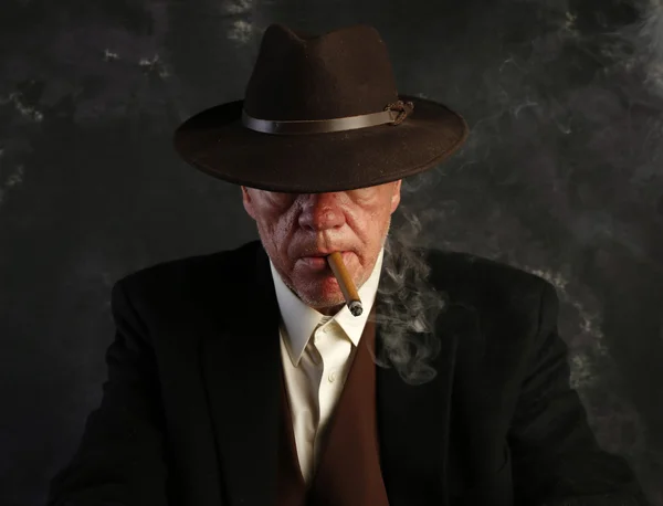 Hombre cigarro Imagen De Stock