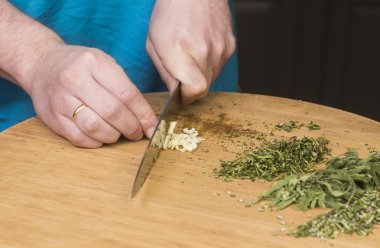 Kümes hayvanları için otlu tereyağı yapım