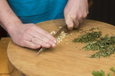 Kümes hayvanları için otlu tereyağı yapım