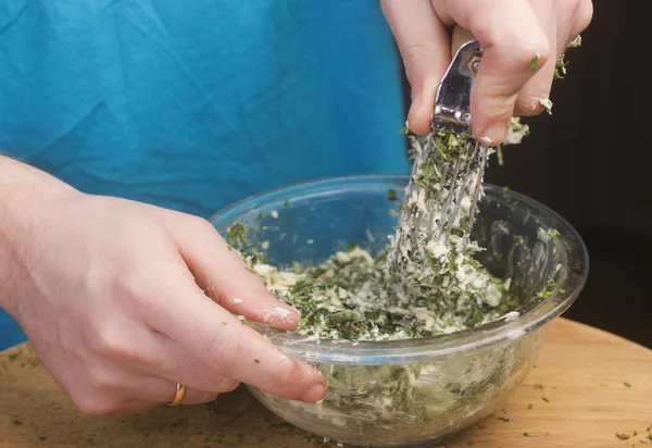 Fabrication de beurre de fines herbes pour volaille — Photo