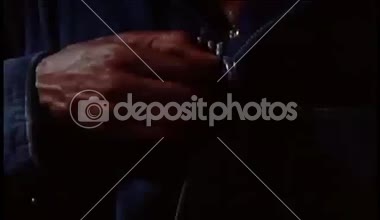 adam unzipping denim ceket