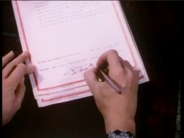 Belgeleri imzalayan kadın