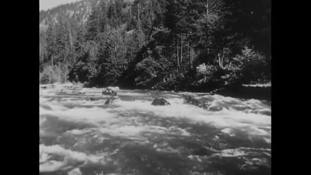 Menschen, die flussabwärts radeln — Stockvideo