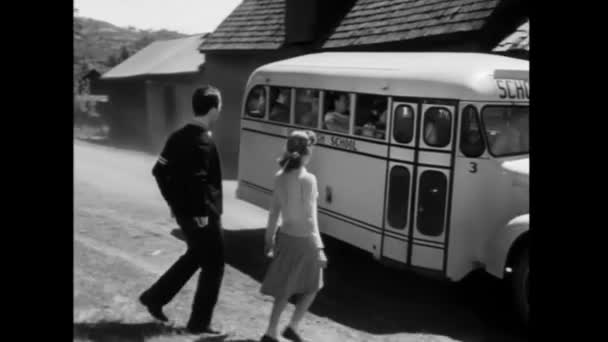 Uczniowie szkoły z internatem autobus — Wideo stockowe