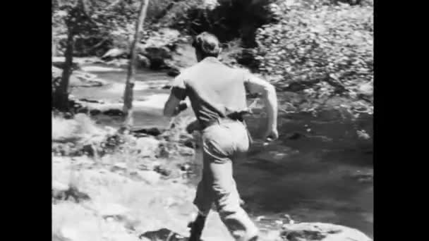 Man loopt langs de rivieroever — Stockvideo