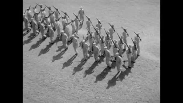 Soldados marchando a la base del Ejército — Vídeo de stock