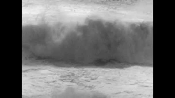 Ondas turbulentas en el mar — Vídeo de stock