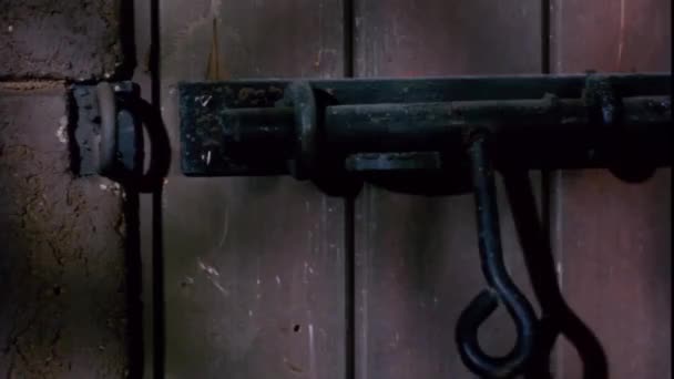 Kapı gizemli bir şekilde kilitleme — Stok video