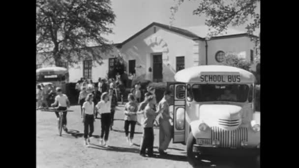 Uczniowie szkoły z internatem autobus — Wideo stockowe