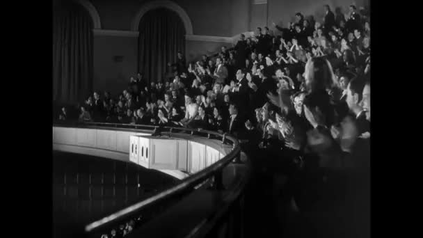 Audience in balcony fervently applauding — Stock Video