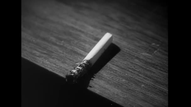 A hamu égő cigaretta — Stock videók