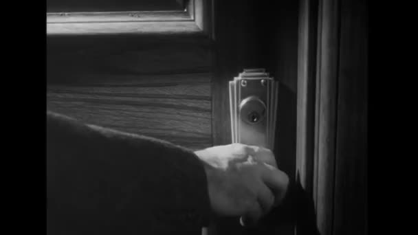Człowiek jest ręcznie otwarcia drzwi — Wideo stockowe