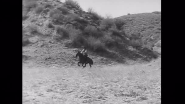 Cowboy equitazione attraverso le pianure — Video Stock