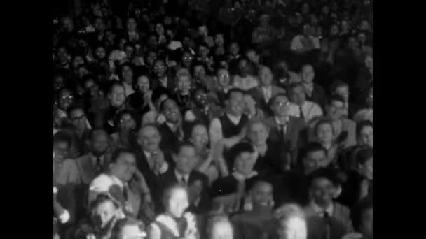 Audiencia aplaudiendo en el teatro — Vídeo de stock