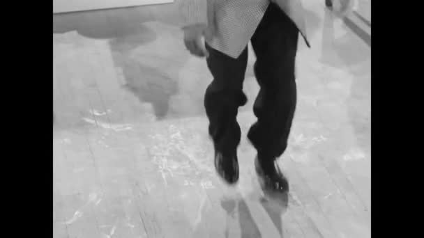 Tap dancer med slick flyttar — Stockvideo