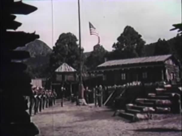 アメリカの国旗を上げる兵士 — ストック動画