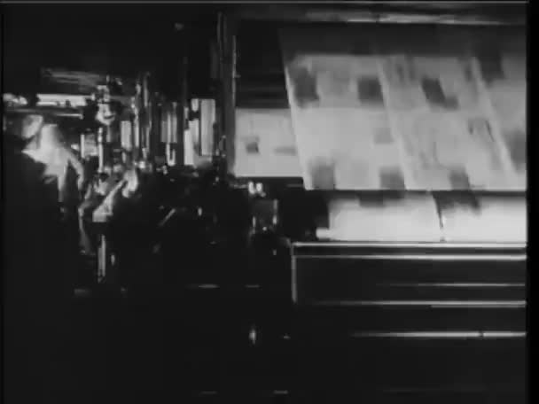 Homens correndo prensas de impressão — Vídeo de Stock