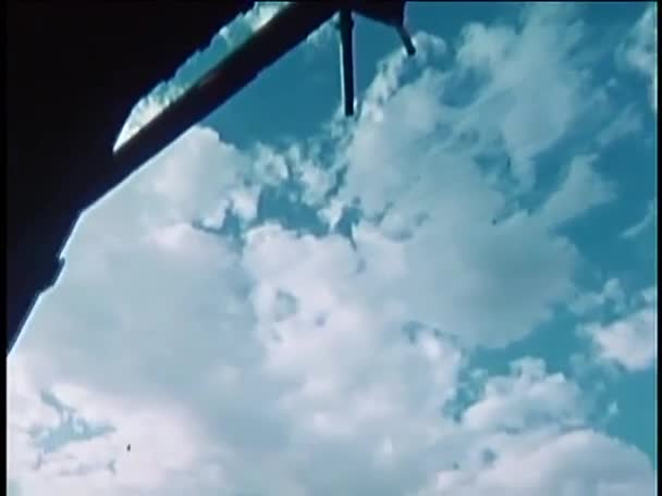 Sky och lada tak — Stockvideo