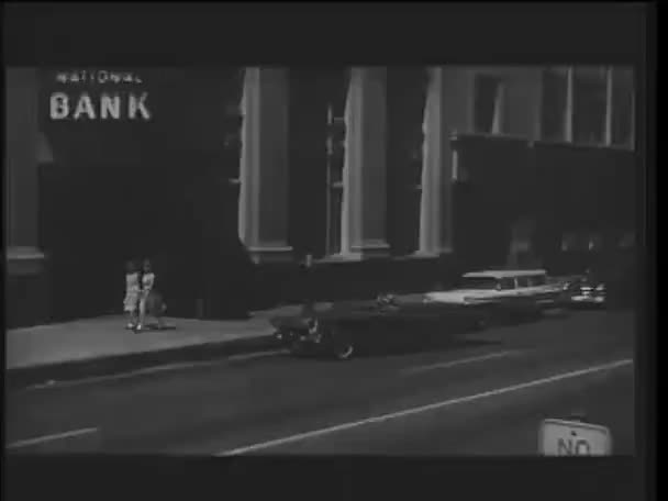 Convertible tirando hacia arriba en frente del banco — Vídeo de stock