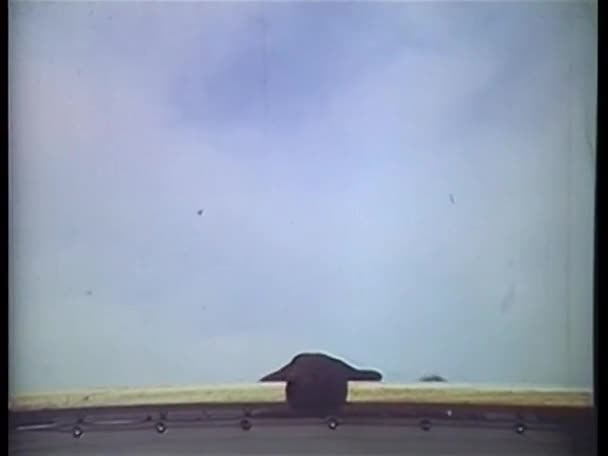 Buceador escalando en barco — Vídeos de Stock