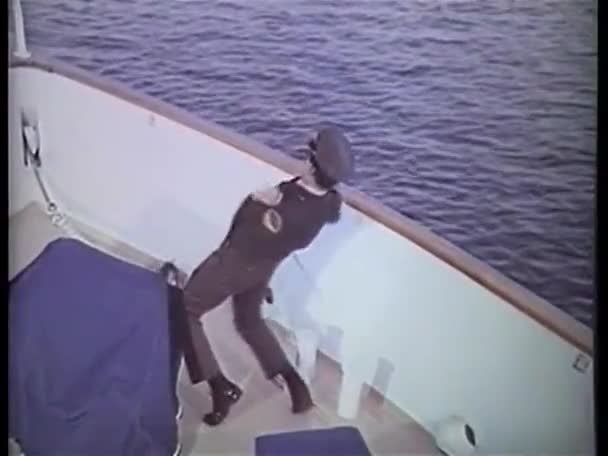 Polis sköt samtidigt vaktar yacht — Stockvideo