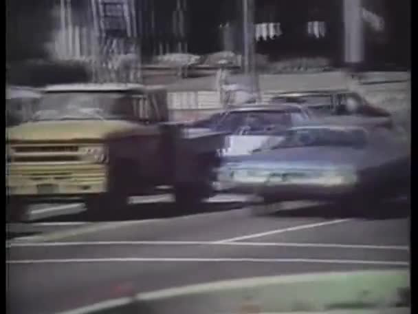 Samochody jazdy na drodze — Wideo stockowe