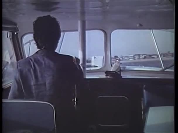 Man driving speedboat — Stock video