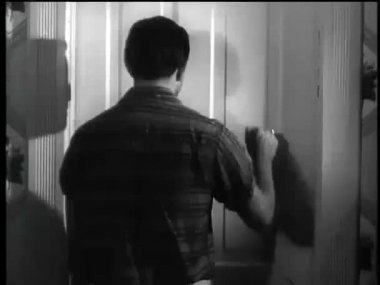 adam kapıyı çalmadan önce tereddüt