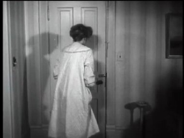 kadın hızlı bir şekilde yatak odası kapısını kapatma