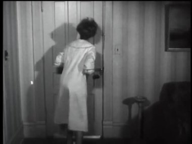 kadın kilitleme yatak odası kapısını