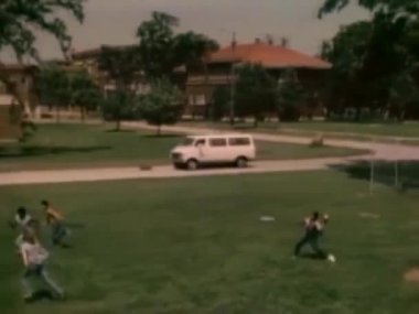 çim futbol oynayan gençler