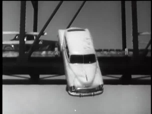 Auto vallen in de rivier — Stockvideo