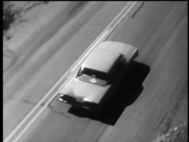 Coche que viaja por carretera — Vídeos de Stock