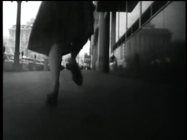Vrouw wordt uitgevoerd op de stoep van de stad — Stockvideo