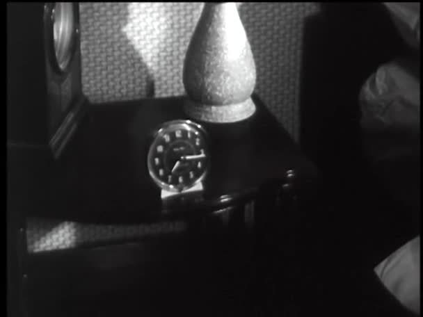 Çalar saat bakmak için üzerinde ulaşan kadın — Stok video