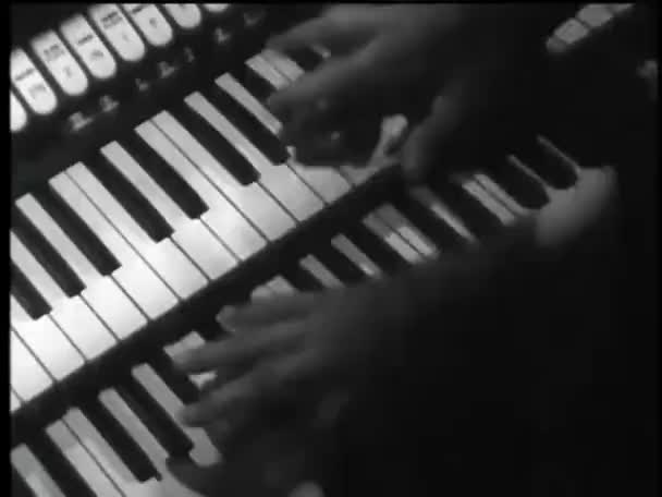 Hombre detener a la mujer de tocar el órgano — Vídeo de stock