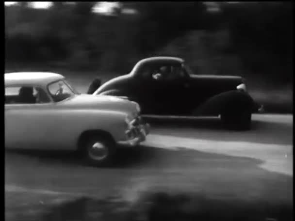 Coches pateando el polvo en la carretera del campo — Vídeos de Stock