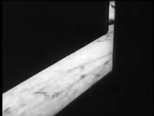 Mann taucht auf einer Türe auf — Stockvideo