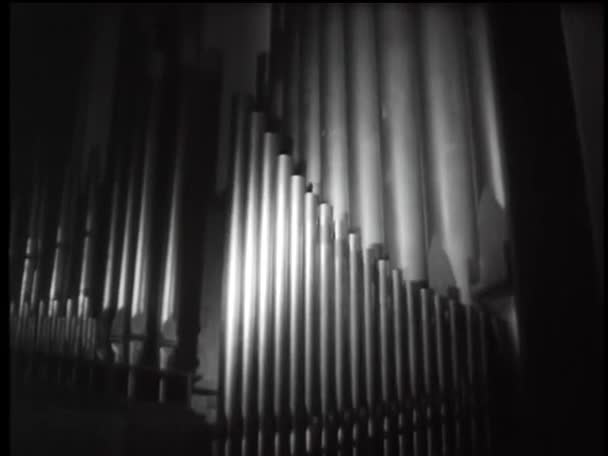 Tubos de órgano en una iglesia — Vídeos de Stock
