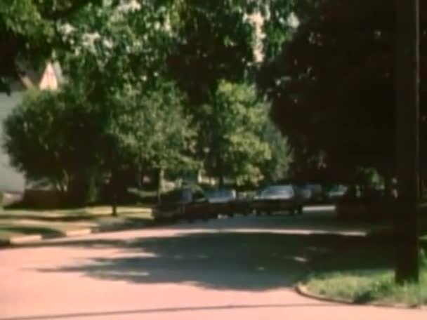 Car pulling up in front of house — Stock Video