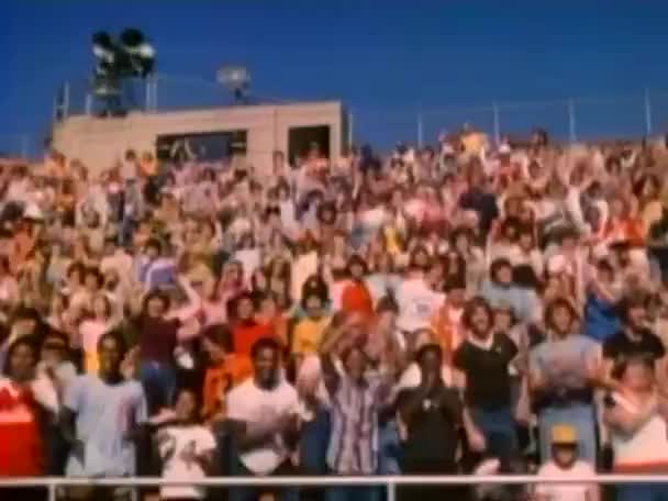 Espectadores aplaudindo durante o jogo de futebol — Vídeo de Stock