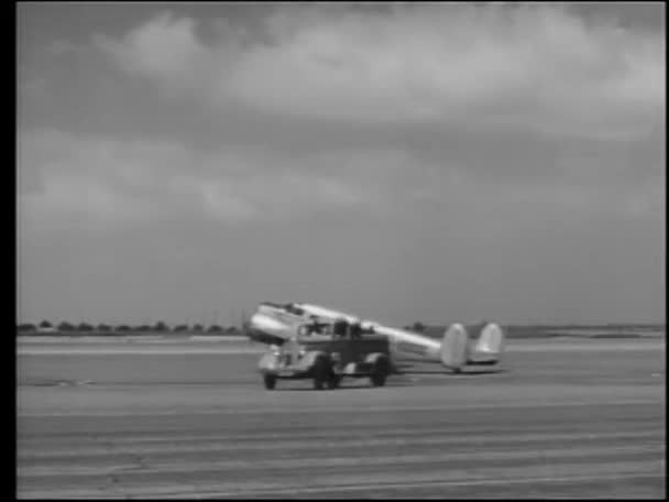 Οχήματα αφήνοντας airfield — Αρχείο Βίντεο