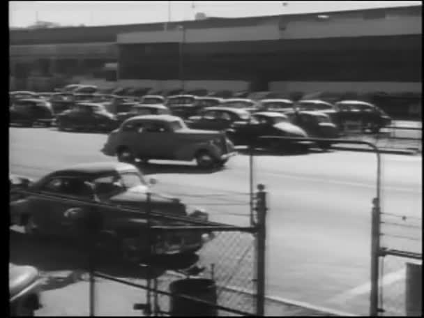 Carro entrando portas da fábrica — Vídeo de Stock