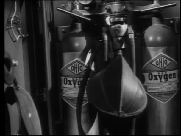 Tanques bombeando oxigênio para o saco de inflar — Vídeo de Stock