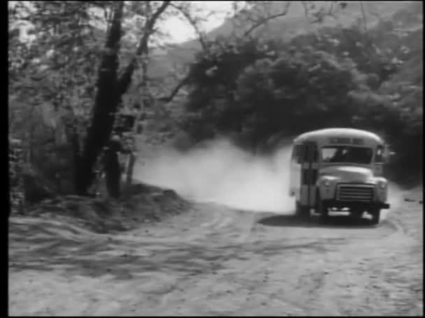 Scuolabus guida oltre il segnale di pericolo — Video Stock