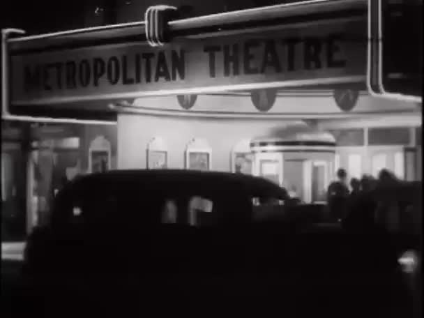 Autos fahren am Theater vorbei — Stockvideo