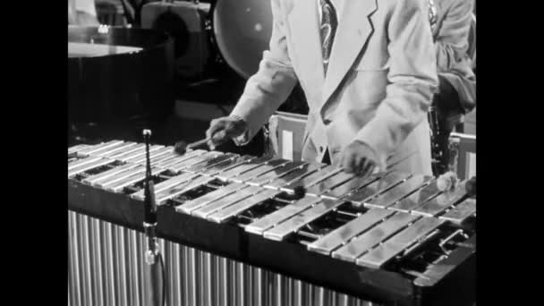 Музыкант играет на ксилофоне — стоковое видео