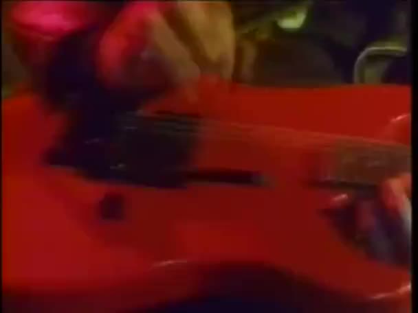 Музыкант играет на электрогитаре — стоковое видео